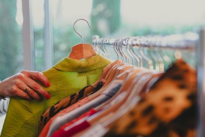 Vêtements sur un portant